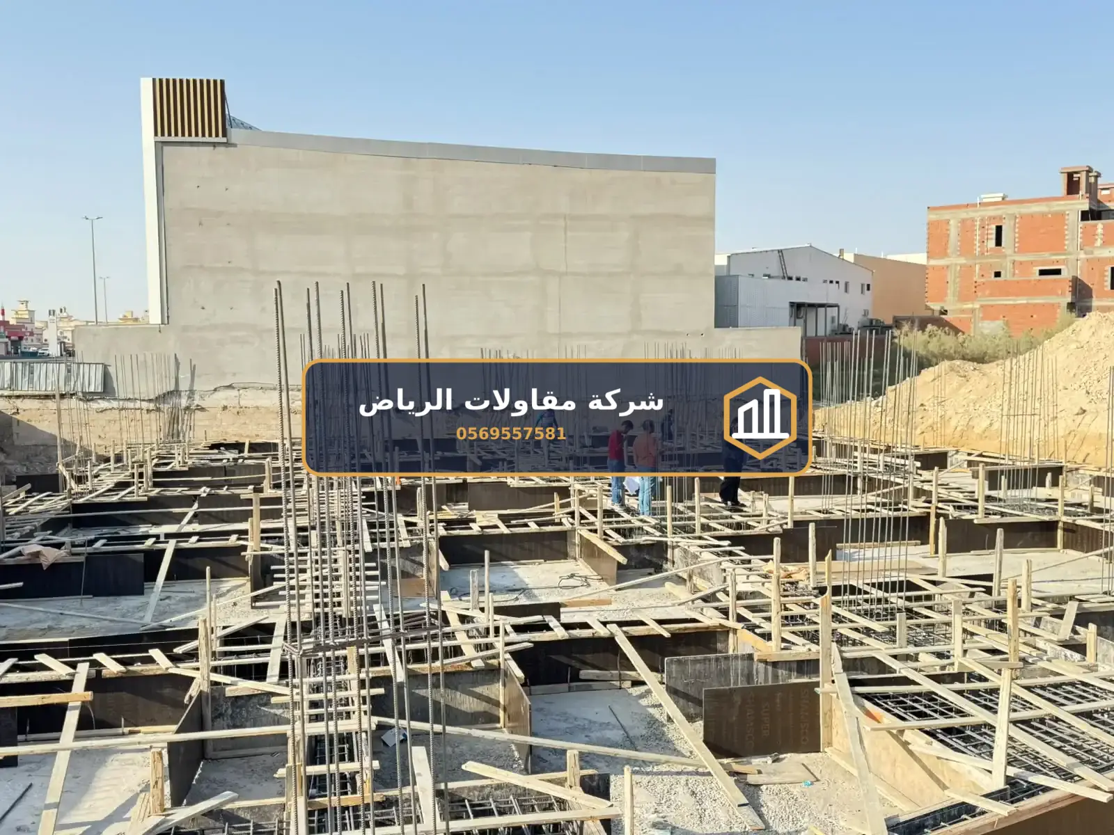 تجهيز منشآت ومستودعات في الرياض — تركيب ساندوتش بانل أسقف