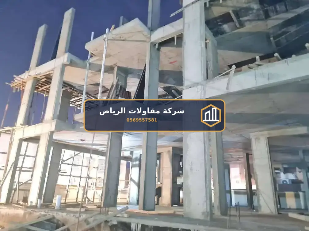 هياكل معدنية في الرياض — تركيب ساندوتش بانل هناجر