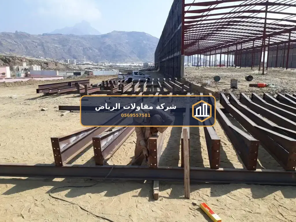 هناجر ومستودعات في الرياض — تغطية أسطح ساندوتش بانل